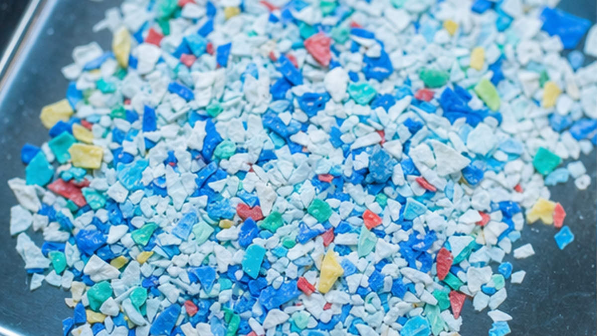 洗浄・粉砕された色とりどりのプラスチックフレークが成形前に混ざり合っている様子