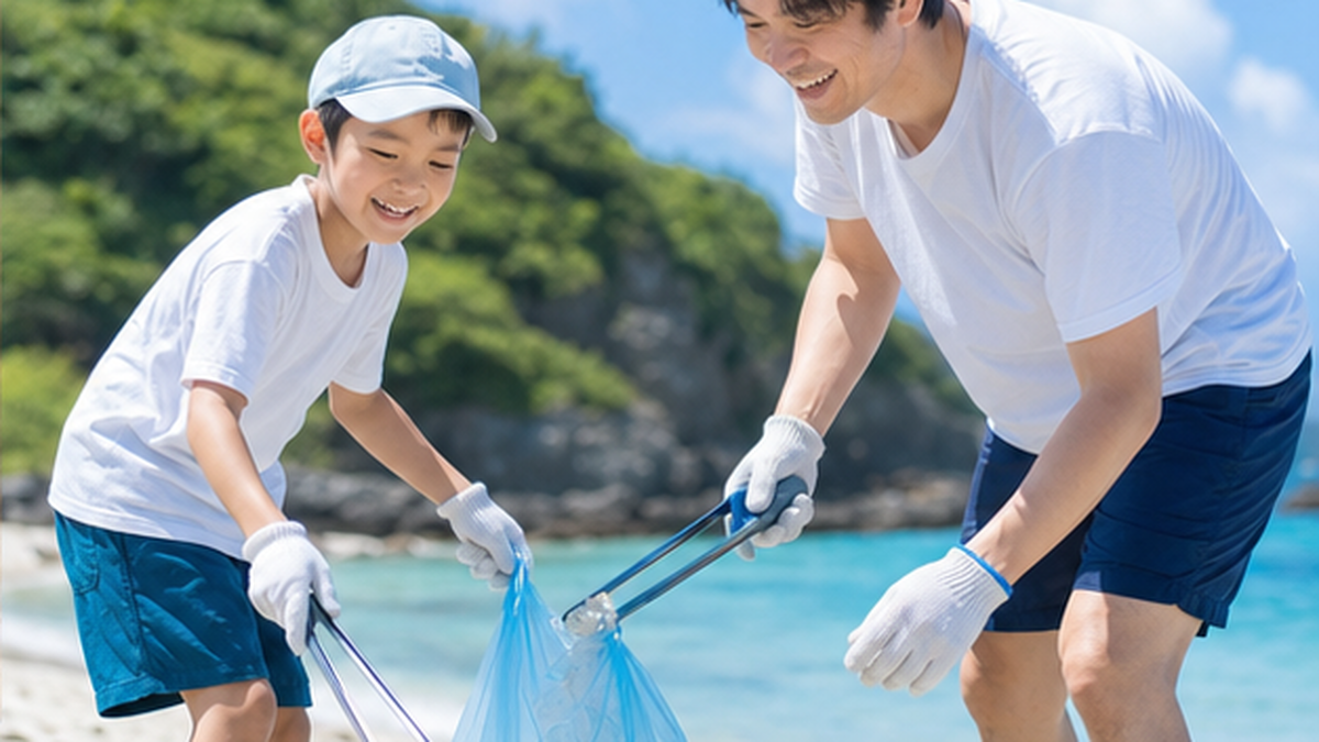 親子で海岸のごみを拾いながら笑顔で会話するビーチクリーンの様子