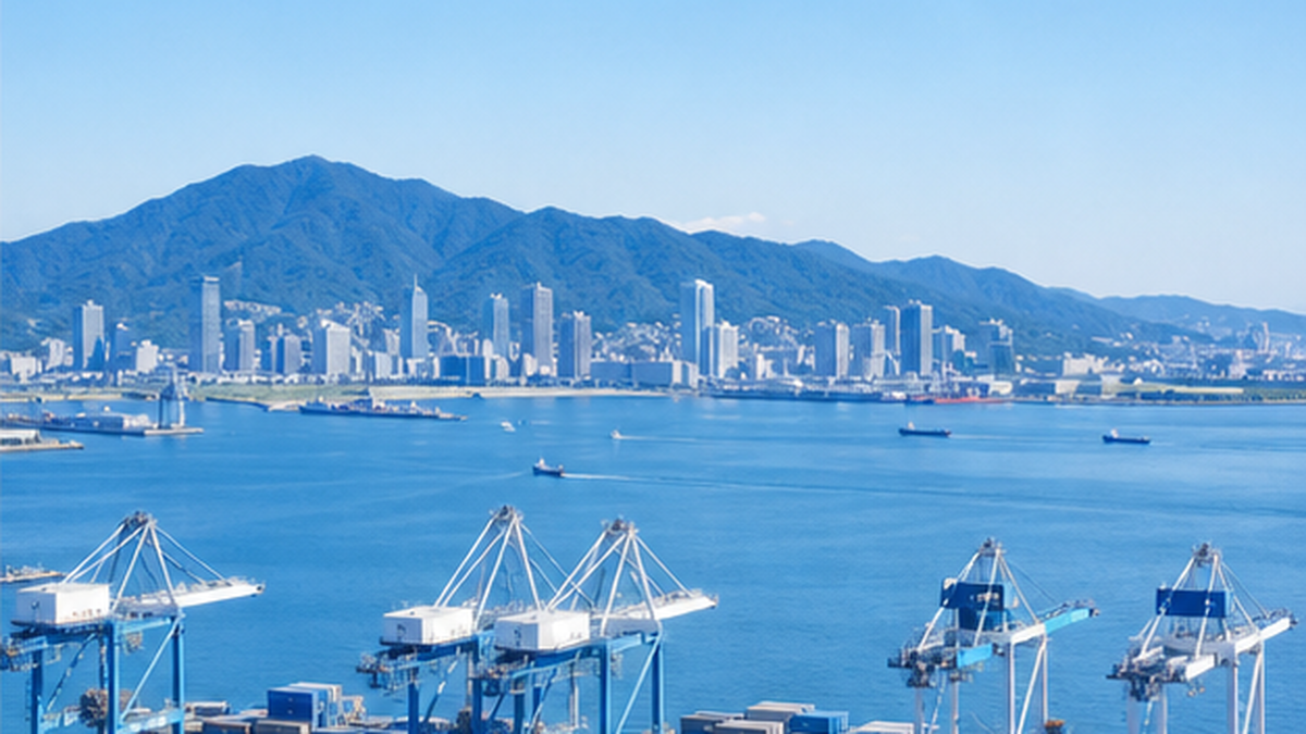 脱炭素化された港と、その先に広がる豊かな海や街並みをつないだ希望的なイメージ