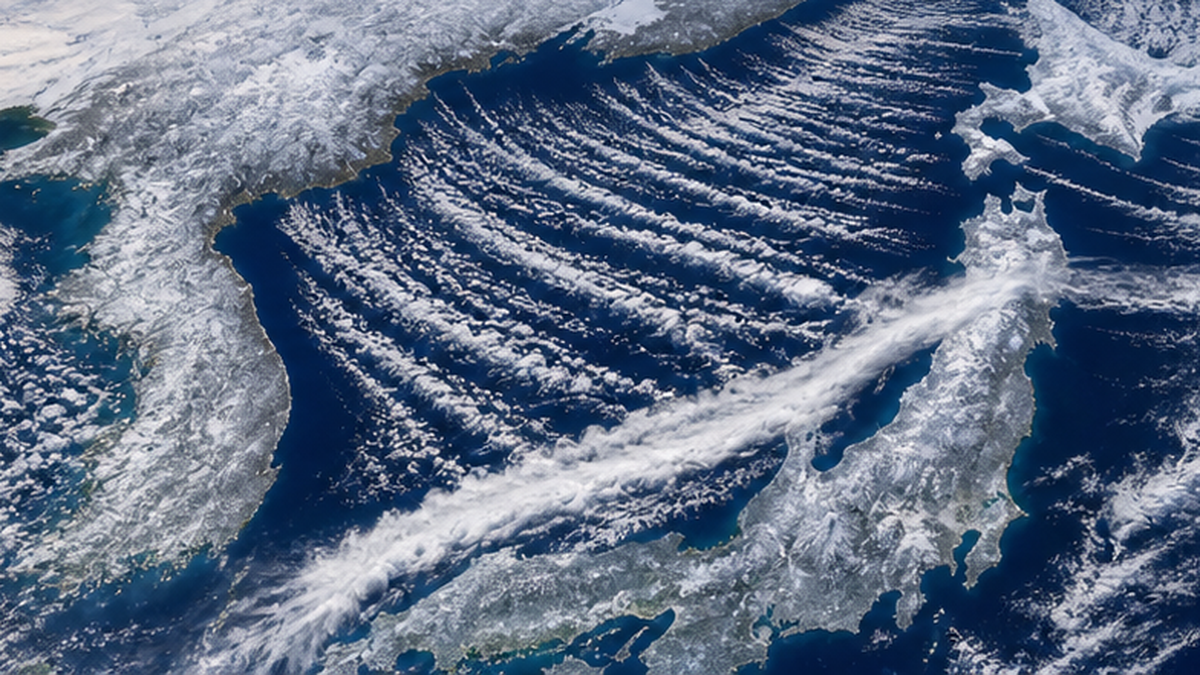 冬の日本海で、大陸からの寒気が合流して帯状の雪雲(JPCZ)をつくり、日本海側の陸地に大雪を降らせている衛星視点の図