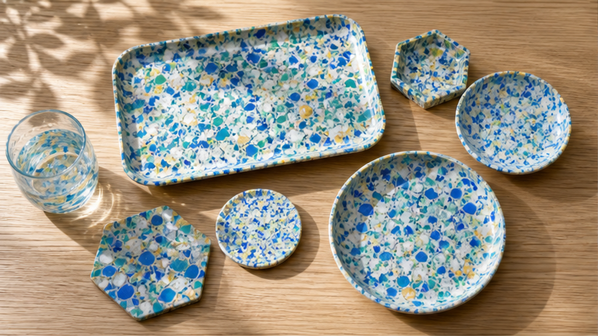 海洋プラスチックの色ムラを模様として生かしたカラフルな雑貨・トレイのイメージ