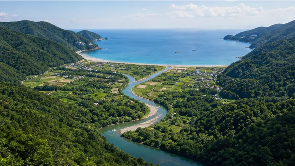 上流の広葉樹の森から川を経て海へと続く、森・川・海のつながりを示す風景